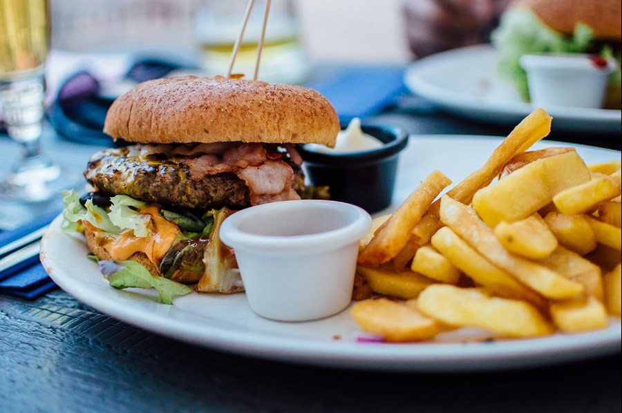 Associazione tra specifici grassi alimentari e mortalità totale e causa-specifica