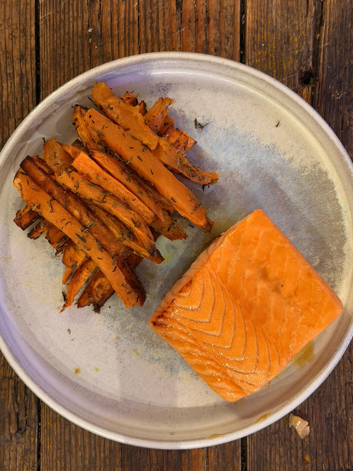 Filetto di salmone con bastoncini di patata dolce